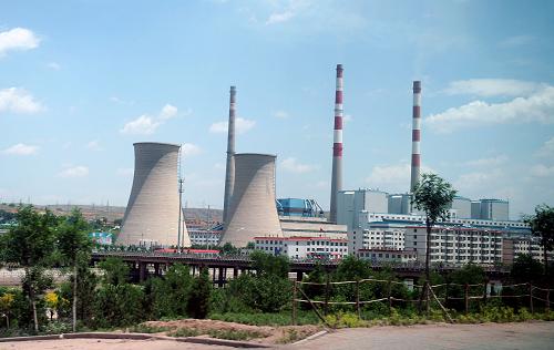 6月23日,地處內蒙古鄂爾多斯市準格爾旗境內的國華準格爾火電廠綠意環(huán)繞、碧空如洗。 內蒙古能源、電力、重化工基地鄂爾多斯市嚴格落實國家節(jié)能降耗和《循環(huán)經濟法》要求,工業(yè)區(qū)企業(yè)貫徹清潔生產、淘汰落后產能二氧化硫、二氧化碳及粉塵等污染物嚴格達標排放,累計完成“十一五”節(jié)能目標進度的82.3%,2010年單位GDP能耗將達到降低5.29%的目標。素有我國北方能源“金三角”美稱的鄂爾多斯周邊地區(qū)總體環(huán)境質量明顯改善。 新華社記者 張領 攝