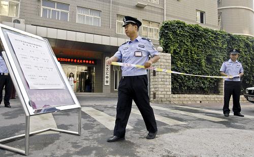 6月24日,在北京崇文區(qū)文匯中學(xué)考點前,北京市公安局崇文分局的干警在學(xué)校門前布置警戒線,維持考場周邊秩序。 當(dāng)日,北京市2010年中考開考,9萬余名考生參加考試。從今年開始,中考考試時間做出調(diào)整,上午的開考時間錯后半個小時,從8時延后至8時30分;下午開考時間提前半個小時,從3時提前至2時30分。 新華社發(fā)(張宇 攝)