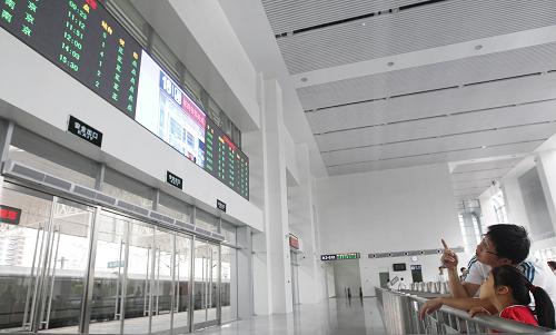 6月25日,在上海西站旁生活了近30年的市民王鴻健正和女兒在上海西站新的候車大廳內(nèi)參觀。 當(dāng)日,作為滬寧城際鐵路的重要組成部分,上海西站交通樞紐正式啟用,運(yùn)營(yíng)百年的上海西站迎來(lái)新生。該樞紐全部建成后,可以實(shí)現(xiàn)滬寧城際鐵路與上海軌道交通11、15、16號(hào)線的立體“零換乘”,同時(shí)還將與上海市內(nèi)公共交通緊密銜接,成為網(wǎng)絡(luò)化城市綜合交通體系中的重要環(huán)節(jié)。 新華社記者 裴鑫攝