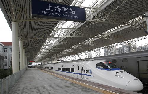 6月25日,一輛動(dòng)車組列車??吭谏虾N髡緝?nèi)。 當(dāng)日,作為滬寧城際鐵路的重要組成部分,上海西站交通樞紐正式啟用,運(yùn)營(yíng)百年的上海西站迎來(lái)新生。該樞紐全部建成后,可以實(shí)現(xiàn)滬寧城際鐵路與上海軌道交通11、15、16號(hào)線的立體“零換乘”,同時(shí)還將與上海市內(nèi)公共交通緊密銜接,成為網(wǎng)絡(luò)化城市綜合交通體系中的重要環(huán)節(jié)。 新華社記者 裴鑫攝