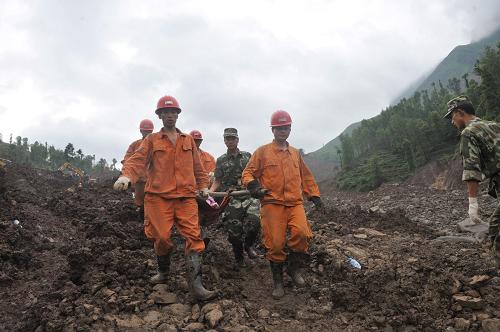 6月30日,救援人員在滑坡現(xiàn)場將搜尋到的遇難者遺體運送下山。 貴州關(guān)嶺崗烏“6·28”滑坡災(zāi)害現(xiàn)場搶險指揮部6月30日上午通報,經(jīng)進一步排查核實,原報的38戶107名村民被掩埋應(yīng)為37戶99名村民被掩埋。目前,搶險救援工作仍在緊張有序開展。 新華社記者 歐東衢 攝