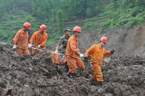 6月30日,救援人員在滑坡現(xiàn)場將搜尋到的遇難者遺體運送下山。 貴州關(guān)嶺崗烏“6·28”滑坡災(zāi)害現(xiàn)場搶險指揮部6月30日上午通報,經(jīng)進一步排查核實,原報的38戶107名村民被掩埋應(yīng)為37戶99名村民被掩埋。目前,搶險救援工作仍在緊張有序開展。 新華社記者 歐東衢 攝
