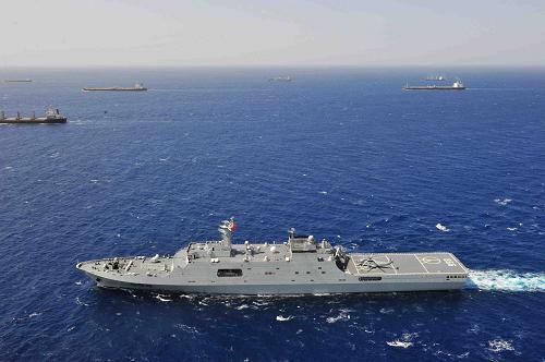 7月15日,中國海軍第六批護(hù)航編隊(duì)指揮艦“昆侖山”艦在亞丁灣執(zhí)行護(hù)航任務(wù)。 當(dāng)日,中國海軍第五批、第六批護(hù)航編隊(duì)共同在亞丁灣執(zhí)行護(hù)航行動。被護(hù)商船在第五批護(hù)航編隊(duì)“廣州”艦和第六批護(hù)航編隊(duì)“昆侖山”艦、“蘭州”艦的護(hù)衛(wèi)下,有序地在亞丁灣行駛。 新華社發(fā)曹海華攝