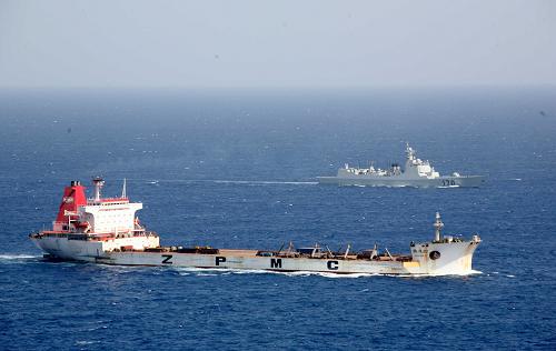 7月15日,中國海軍第六批護(hù)航編隊(duì)“蘭州”艦(上)在亞丁灣執(zhí)行護(hù)航任務(wù)。 當(dāng)日,中國海軍第五批、第六批護(hù)航編隊(duì)共同在亞丁灣執(zhí)行護(hù)航行動。被護(hù)商船在第五批護(hù)航編隊(duì)“廣州”艦和第六批護(hù)航編隊(duì)“昆侖山”艦、“蘭州”艦的護(hù)衛(wèi)下,有序地在亞丁灣行駛。 新華社發(fā)曹海華攝