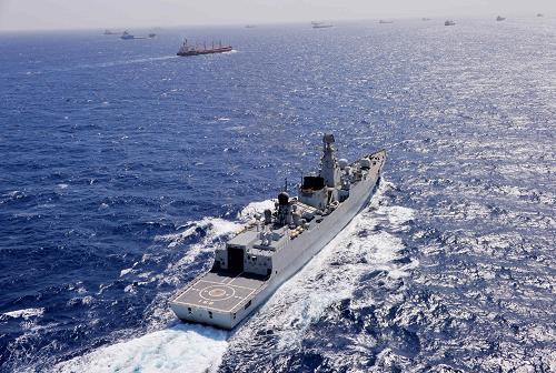 7月15日,中國海軍第五批護(hù)航編隊(duì)“廣州”艦在亞丁灣執(zhí)行護(hù)航任務(wù)。 當(dāng)日,中國海軍第五批、第六批護(hù)航編隊(duì)共同在亞丁灣執(zhí)行護(hù)航行動。被護(hù)商船在第五批護(hù)航編隊(duì)“廣州”艦和第六批護(hù)航編隊(duì)“昆侖山”艦、“蘭州”艦的護(hù)衛(wèi)下,有序地在亞丁灣行駛。 新華社發(fā)曹海華攝