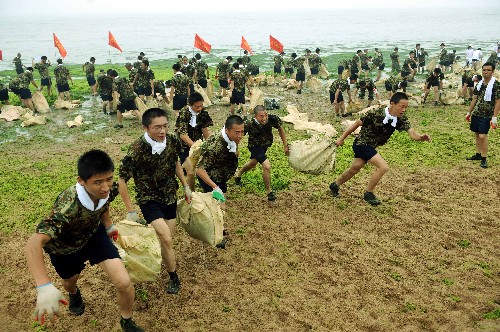7月5日,駐青某海軍部隊用大型傳輸設(shè)備打撈滸苔。當日,各駐青部隊出動近5000多名官兵,參加“迎奧運清滸苔突擊日”活動,一天清理滸苔達6000余噸。截至目前,駐青部隊累計出動官兵5萬余人次,打撈青島近海滸苔20萬多噸。 新華社記者 范長國攝