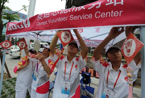 7月28日,青島街頭一奧運(yùn)志愿服務(wù)站的志愿者在懸掛奧運(yùn)福娃剪紙。 7月27日,2008奧帆賽的千余名城市運(yùn)行志愿者在青島主要公共服務(wù)場(chǎng)所及主要旅游景點(diǎn)設(shè)置的110個(gè)城市運(yùn)行志愿服務(wù)站點(diǎn)上崗,為廣大海內(nèi)外運(yùn)動(dòng)員、游客提供信息向?qū)?、語(yǔ)言翻譯、應(yīng)急救助等服務(wù),為奧帆賽的順利舉行提供有力保障,成為島城微笑的城市名片。 新華社記者宋振平攝
