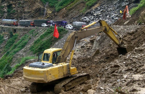7月28日,武警交通第二支隊(duì)搶險(xiǎn)人員在搶修公路。中尼公路7月25日凌晨發(fā)生自1965年建成通車以來最大的一次山體滑坡,此后的幾天連續(xù)下雨,泥石流頻發(fā),造成山體垮塌,面積達(dá)300米長、200多米寬,塌方34萬立方米。負(fù)責(zé)搶通任務(wù)的武警交通第二支隊(duì)官兵克服連續(xù)強(qiáng)降雨、泥石流不斷且作業(yè)面狹窄等困難,奮力搶修道路的同時(shí)在山腰開辟臨時(shí)行人通道,確保生活物資的運(yùn)送。 新華社記者 張澤偉 攝