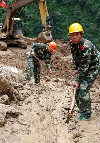 7月28日,武警交通第二支隊(duì)搶險(xiǎn)人員在搶修公路。中尼公路7月25日凌晨發(fā)生自1965年建成通車以來最大的一次山體滑坡,此后的幾天連續(xù)下雨,泥石流頻發(fā),造成山體垮塌,面積達(dá)300米長、200多米寬,塌方34萬立方米。負(fù)責(zé)搶通任務(wù)的武警交通第二支隊(duì)官兵克服連續(xù)強(qiáng)降雨、泥石流不斷且作業(yè)面狹窄等困難,奮力搶修道路的同時(shí)在山腰開辟臨時(shí)行人通道,確保生活物資的運(yùn)送。 新華社記者 張澤偉 攝