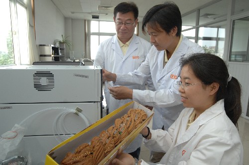 7月28日,技術(shù)人員在檢測天津麻花。為迎接奧運(yùn)期間海內(nèi)外來賓,天津市“中華老字號”桂發(fā)祥麻花集團(tuán)公司投資引進(jìn)外國先進(jìn)食品檢測設(shè)備對產(chǎn)品進(jìn)行檢測,確保產(chǎn)品食用安全。新華社發(fā)(張穎 攝)