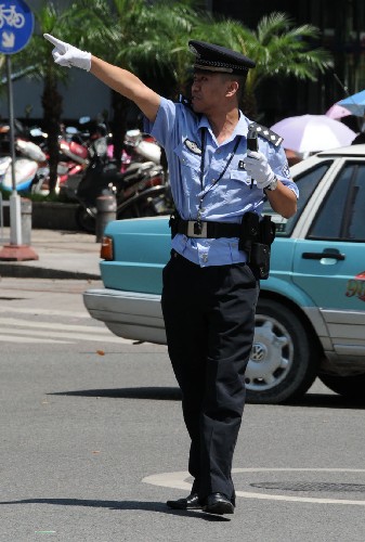 8月20日中午時(shí)分,福州市中心路段上的交警在烈日下指揮交通。當(dāng)日,今年第12號(hào)臺(tái)風(fēng)“鸚鵡”逼近閩粵沿海,受臺(tái)風(fēng)和副熱帶高壓共同影響,福建“熱情”加劇,該省氣象臺(tái)接連發(fā)布臺(tái)風(fēng)藍(lán)色預(yù)警和高溫橙色預(yù)警。 新華社記者 來(lái)建強(qiáng) 攝