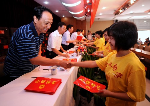 8月21日,山西省總工會(huì)的干部向貧困學(xué)生發(fā)放助學(xué)金。當(dāng)日,山西省總工會(huì)“2008年金秋助學(xué)活動(dòng)”啟動(dòng),向全省66名今年考入大學(xué)的貧困家庭的子女每人發(fā)放4000元助學(xué)金。7年來(lái),山西省總工會(huì)累計(jì)發(fā)放金秋助學(xué)金8387.17萬(wàn)余元,共幫助61863名困難職工及農(nóng)民工子女圓了上學(xué)夢(mèng)。 新華社記者 彭洋攝