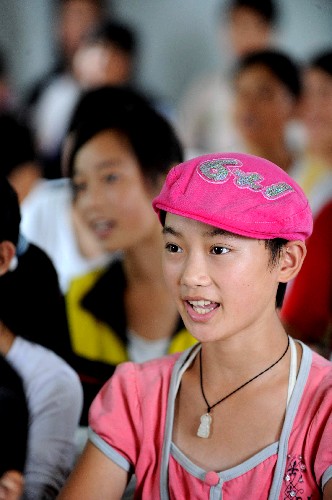 8月21日,青川縣木魚中學(xué)的學(xué)生在板房教室內(nèi)上課。新華社記者 陶明 攝
