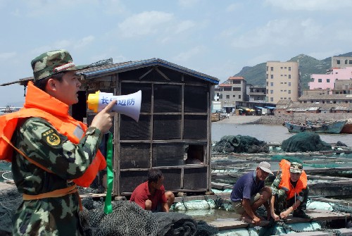 8月21日,福建長樂邊防官兵在向漁民廣播臺(tái)風(fēng)警報(bào)。為備戰(zhàn)臺(tái)風(fēng)“鸚鵡”,福建省防汛抗旱指揮部門及時(shí)啟動(dòng)氣象災(zāi)害預(yù)警應(yīng)急預(yù)案。截至記者發(fā)稿時(shí),福建省海洋漁業(yè)、海事、農(nóng)業(yè)、水利、建設(shè)、國土資源等部門已經(jīng)積極落實(shí)各項(xiàng)防臺(tái)風(fēng)措施。 新華社記者 姜克紅 攝