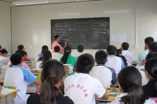 8月22日,在青島援建的板房教室里,高三學(xué)生在聽老師講課。當(dāng)日,北川中學(xué)新一屆高三學(xué)生迎來(lái)了新學(xué)期的第一天。位于四川省綿陽(yáng)市長(zhǎng)虹培訓(xùn)中心的北川中學(xué)有各類板房725套,可容納2600余名學(xué)生生活、學(xué)習(xí)。這些板房寬敞明亮、設(shè)施齊全,包括音樂(lè)房、實(shí)驗(yàn)室、多媒體教室等教學(xué)設(shè)施,每間教室都安裝了空調(diào)。 新華社記者 余曉潔 攝
