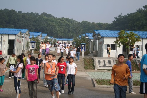 8月22日,北川中學(xué)高三的學(xué)生在課間走出教室休息玩耍。新華社記者 余曉潔 攝
