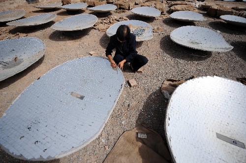 8月21日,工人在甘肅省景泰縣草窩灘鎮(zhèn)一家太陽能灶加工廠制作太陽能灶。 甘肅省太陽能資源豐富,太陽能每年可利用總天數(shù)大于280天,當(dāng)?shù)乩迷撟匀毁Y源優(yōu)勢,大力推廣使用太陽能。據(jù)悉,目前甘肅省累計(jì)推廣太陽能灶超過30萬臺(tái)。 新華社記者 聶建江 攝