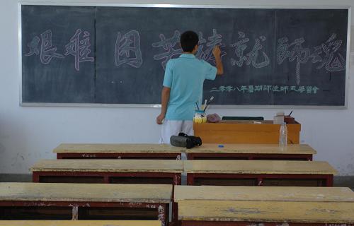 8月31日,在地震中受損嚴(yán)重的略陽(yáng)縣嘉陵小學(xué),一位老師正在為即將召開(kāi)的全校教師會(huì)議布置會(huì)場(chǎng)。新華社記者 丁海濤 攝