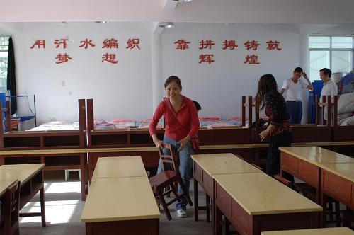 8月31日,在地震中受損嚴(yán)重的略陽(yáng)縣嘉陵小學(xué),老師們?cè)诓贾媒淌?,迎接開(kāi)學(xué)。新華社記者 丁海濤 攝