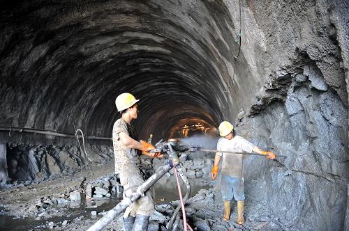 9月10日,建設(shè)者在秭歸縣三峽翻壩高速公路龔家壩隧道加固隧道內(nèi)壁。新華社記者 郝同前 攝