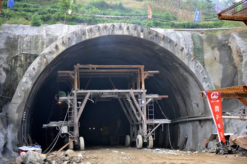 9月10日,建設(shè)者在秭歸縣三峽翻壩高速公路龔家壩隧道加緊施工。新華社記者 郝同前 攝