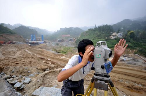 9月10日,建設(shè)者在秭歸縣三峽翻壩高速公路工地進(jìn)行測(cè)量工作。新華社記者 郝同前 攝