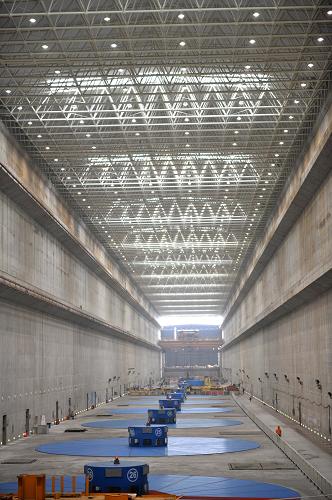 這是9月8日拍攝的三峽大壩右岸電站廠房。 新華社記者 郝同前攝