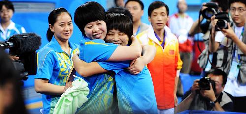 9月15日,中國(guó)選手范蕾(前右)與隊(duì)友雷麗娜相擁慶勝利。新華社記者 徐家軍 攝