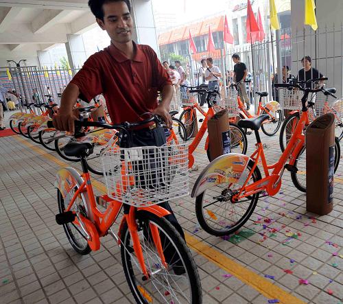 9月21日,上海市民在軌道交通2號線張江高科站租賃自行車。當(dāng)日,上海地鐵運營部門在軌道交通2號線張江高科站試點推出自行車租賃服務(wù)。租賃系統(tǒng)存取便捷,嘗試軌道交通與自行車短駁配套出行模式,倡導(dǎo)綠色環(huán)保交通。新華社 發(fā)