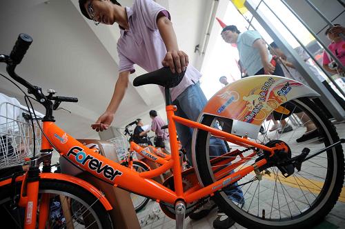 9月21日,上海市民在軌道交通2號線張江高科站刷卡租賃自行車。當(dāng)日,上海地鐵運營部門在軌道交通2號線張江高科站試點推出自行車租賃服務(wù)。租賃系統(tǒng)存取便捷,嘗試軌道交通與自行車短駁配套出行模式,倡導(dǎo)綠色環(huán)保交通。新華社 發(fā)