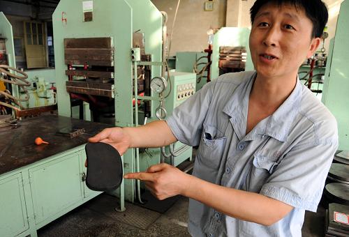 沈陽橡膠研究設(shè)計院工作人員在展示為“神七”宇航員艙外服研發(fā)的“肩墊”(9月18日攝)。承接“神七”宇航員艙外航天服橡膠材料制造的沈陽橡膠研究設(shè)計院,先后研制了指套、掌面隔熱墊等七大系列13種規(guī)格的配套產(chǎn)品,使得宇航員在太空行走時,依靠這些橡膠制品最低可在-160℃超低溫條件下具有足夠的柔韌性,超過-120℃至120℃溫度范圍的設(shè)計需求,同時具有耐太空輻射和宇宙漂浮顆粒物等侵害的特殊性能。新華社記者 徐揚(yáng) 攝