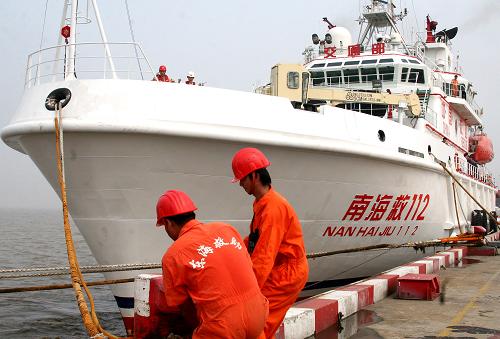 9月21日,勤務(wù)人員為準(zhǔn)備出征的“南海救112”輪解開纜繩。當(dāng)日,國內(nèi)裝備最先進(jìn)、救助功能最全的大馬力遠(yuǎn)洋專用救助船“南海救112”輪從上海港出征西太平洋海域,待命深海,執(zhí)行神舟七號載人航天飛行任務(wù)海上應(yīng)急救援保障任務(wù)。據(jù)悉,執(zhí)行特殊使命任務(wù)的其它救援船只已先后完成了設(shè)備改裝和調(diào)試,并在預(yù)定海域成功舉行了海上搜尋、空中救助、救援打撈等八個科目的救援作業(yè)演練。新華社記者 陳飛 攝