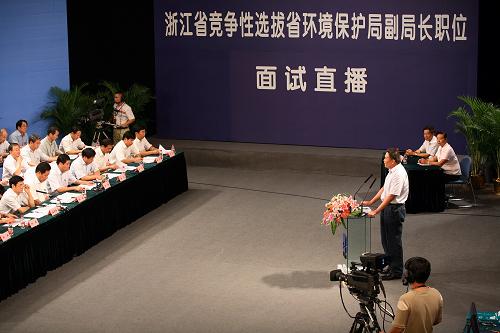 9月24日,一名入圍者在演播室內(nèi)接受評(píng)委的面試。浙江省委組織部9月推出119個(gè)干部崗位,面向全省乃至全國(guó)開展競(jìng)爭(zhēng)性干部選拔。為滿足社會(huì)各界的要求、貫徹選拔過程公開透明的原則,特別選定了浙江省環(huán)保局副局長(zhǎng)和浙江工商大學(xué)副校長(zhǎng)兩個(gè)工作業(yè)務(wù)涉及面廣、社會(huì)關(guān)注度較高的職位,通過電視和網(wǎng)絡(luò)對(duì)面試情況進(jìn)行直播。這也是浙江有史以來首次通過電視和網(wǎng)絡(luò)公開直播干部的選拔面試。新華社記者 張樂 攝