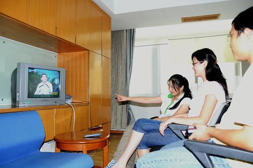 9月24日,幾名觀眾通過電視收看浙江公開選拔干部的面試直播。新華社記者 張樂 攝