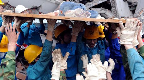 2008年,在新中國59年成長歷程中,刻骨銘心。 從抗震救災、北京奧運到神舟七號發(fā)射成功,改革開放30年的中國,經(jīng)受了檢驗和洗禮,譜寫了一曲民族精神的贊歌。在新中國成立以來破壞性最強的汶川大地震中,69227人遇難、374643人受傷、17923人失蹤,造成巨大的經(jīng)濟損失。 淚水中堅強如鋼。在地震災區(qū),8萬多名群眾從廢墟中被搶救出來,9萬多名傷員迅速得到救治,1000多萬名失去家園的受災群眾在短短3個月內(nèi)得到妥善安置,300多萬名中小學生9月1日全部走進課堂……“中國加油”的吶喊,從汶川到北京綿延不絕。 這是5月13日,在四川綿竹市漢旺鎮(zhèn)一所中學內(nèi),救援人員經(jīng)過十幾小時的艱苦努力,終于從廢墟中救出一位女學生。新華社發(fā)