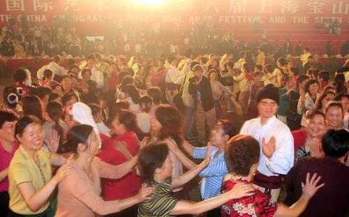 10月17日晚,在第六屆上海寶山國(guó)際民間藝術(shù)節(jié)開(kāi)幕式上,上海市民和各國(guó)藝術(shù)家們一起聯(lián)歡,感受藝術(shù)的魅力。 新華社發(fā)