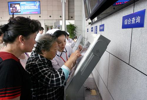 10月16日,便民服務(wù)中心的導(dǎo)醫(yī)員(右)幫助就醫(yī)人員在信息化平臺(tái)上查詢化驗(yàn)單檢測(cè)結(jié)果。當(dāng)日,上海新華醫(yī)院內(nèi)的便民服務(wù)中心正式運(yùn)行。服務(wù)中心設(shè)置在醫(yī)院門(mén)診大樓內(nèi),排隊(duì)掛號(hào)、付費(fèi)取藥均實(shí)行“坐等服務(wù)”,將導(dǎo)醫(yī)、預(yù)檢和信息查詢等項(xiàng)目進(jìn)行整合,為就醫(yī)人員提供“一站式”信息咨詢服務(wù)。新華社記者 劉穎 攝