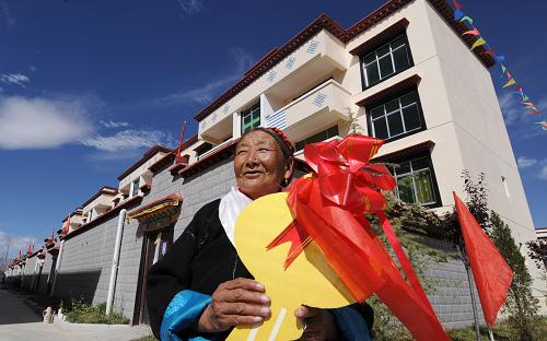 10月18日,拉薩市城關(guān)區(qū)納金鄉(xiāng)塔瑪村的扎西德吉老阿媽拿到了新房鑰匙。當(dāng)天,拉薩市城關(guān)區(qū)納金鄉(xiāng)塔瑪村舉行第二期小康示范村喬遷入住儀式,該村失地農(nóng)民84戶(hù)268人在當(dāng)?shù)卣膸椭伦∵M(jìn)了寬敞、舒適、安全的新房。新華社記者 格桑達(dá)瓦 攝