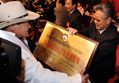 10月24日,西藏自治區(qū)第五次民族團(tuán)結(jié)進(jìn)步先進(jìn)集體代表接受頒獎。新華社記者 格桑達(dá)瓦 攝