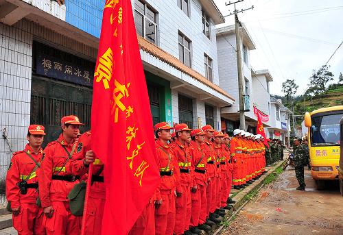 11月4日,景東聯(lián)合搶險救援突擊隊整裝待發(fā)。遭暴雨、泥石流侵襲受災最嚴重的楚雄市西舍路鄉(xiāng),因道路中斷,急需專業(yè)救援隊伍救災。同樣受災的普洱市景東縣聞訊立即抽調(diào)公安、武警及民政、醫(yī)療等部門有專業(yè)搶險救災經(jīng)驗的人員,組成聯(lián)合搶險救援突擊隊,攜3噸救災物資馳援楚雄重災區(qū)西舍路鄉(xiāng)。新華社記者 陳海寧 攝