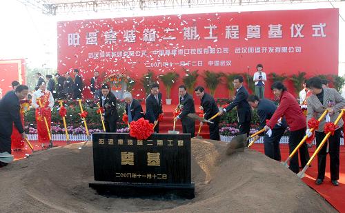 11月12日,武漢新港陽邏集裝箱二期工程舉行奠基儀式。 當(dāng)日,總投資超過100億元的武漢新港建設(shè)在湖北武漢、鄂州、黃岡三地同時啟動4大項(xiàng)目,分別是陽邏集裝箱二期擴(kuò)建項(xiàng)目、80萬噸乙烯配套碼頭項(xiàng)目、鄂州三和管樁碼頭項(xiàng)目和黃岡唐家渡綜合碼頭項(xiàng)目。以港口項(xiàng)目為主的武漢新港建設(shè),是湖北省應(yīng)對金融危機(jī)、擴(kuò)大內(nèi)需的重要引擎之一。新華社發(fā)