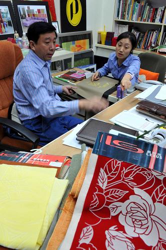 11月14日,貳發(fā)集團的員工在東莞的辦公室中工作。新華社記者 壯錦 攝