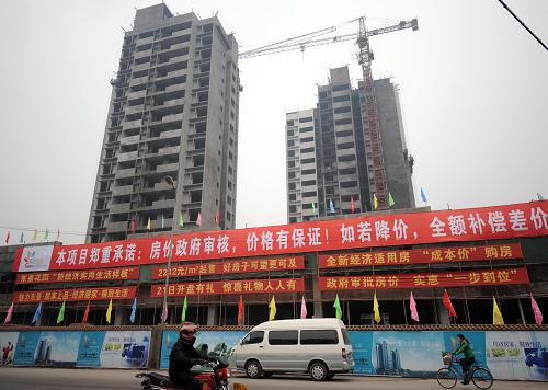 12月1日,重慶經(jīng)濟(jì)適用房小區(qū)——東景花園正在施工中。重慶經(jīng)濟(jì)適用房小區(qū)——東景花園有住房216套,核定基準(zhǔn)價(jià)格為每平方米2788元(以套內(nèi)面積計(jì)),11月下旬開(kāi)盤以來(lái)已售出30%。2008年第四季度,重慶市將推出564套經(jīng)濟(jì)適用房,以滿足中低收入購(gòu)房者的需求。新華社記者 周衡義 攝