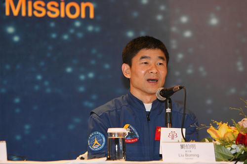 12月5日,航天員劉伯明在媒體見面會上回答記者提問。新華社記者 劉蓮芬攝