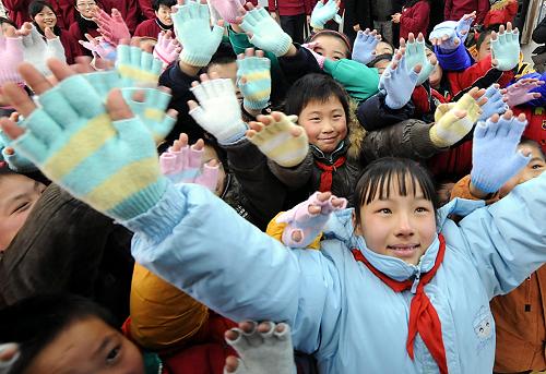 12月22日,寧工小學(xué)的學(xué)生戴上了志愿者贈(zèng)送的新手套。新華社記者 孫參 攝