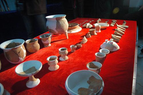 這是馬欄嘴遺址出土的新石器時代的陶器,造型優(yōu)美,具有明顯的大溪文化特征(12月21日攝)。湖南省文物局和湖南省考古研究所專家日前宣布,經(jīng)現(xiàn)場發(fā)掘并初步判斷,位于洞庭湖南岸的常德市漢壽縣的馬欄嘴遺址是一座新石器時代大溪文化聚落遺址,分布面積近25000平方米,文化堆積約1.2米,距今5600-6500年。新華社記者 明星 攝