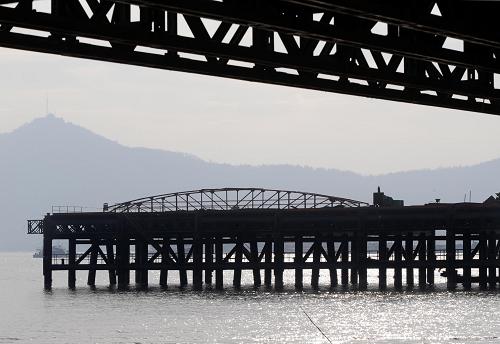 這是已搭建完成的南京長江四橋北塔江中施工棧橋(12月23日攝)。新華社記者 孫參 攝