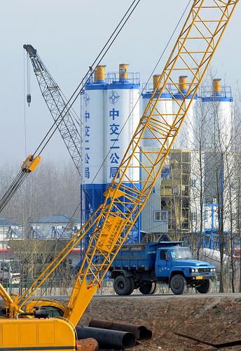 這是南京長江四橋北岸建設(shè)工地一角(12月23日攝)。新華社記者 孫參 攝