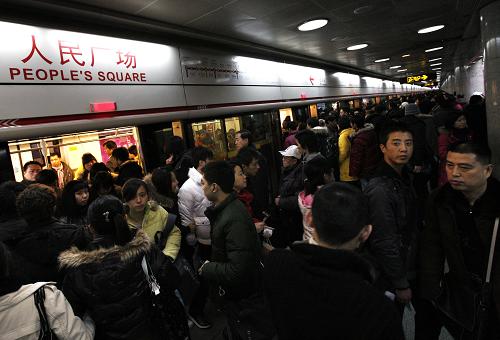 人頭攢動的上海地鐵一號線人民廣場站(2008年12月31日攝)。1月3日,據(jù)上海地鐵運(yùn)營管理部門公布的統(tǒng)計數(shù)據(jù)顯示,2008年12月31日,在大批迎新客流和購物、休閑流的作用下,上海軌道交通日客運(yùn)量再次刷新紀(jì)錄。由8條軌道線組成的上海軌道交通全路網(wǎng)日總客流首次突破400萬人次大關(guān),攀升至430.7萬人次,這也是2008年上海地鐵第9次刷新客運(yùn)量紀(jì)錄。新華社記者 裴鑫 攝