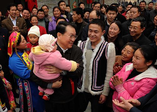 2月10日至14日,中共中央政治局常委李長(zhǎng)春在四川考察工作。這是2月10日李長(zhǎng)春在北川縣曲山鎮(zhèn)任家坪村考察羌族村落重建工作時(shí),與群眾在一起。新華社記者 陳?ài)?攝